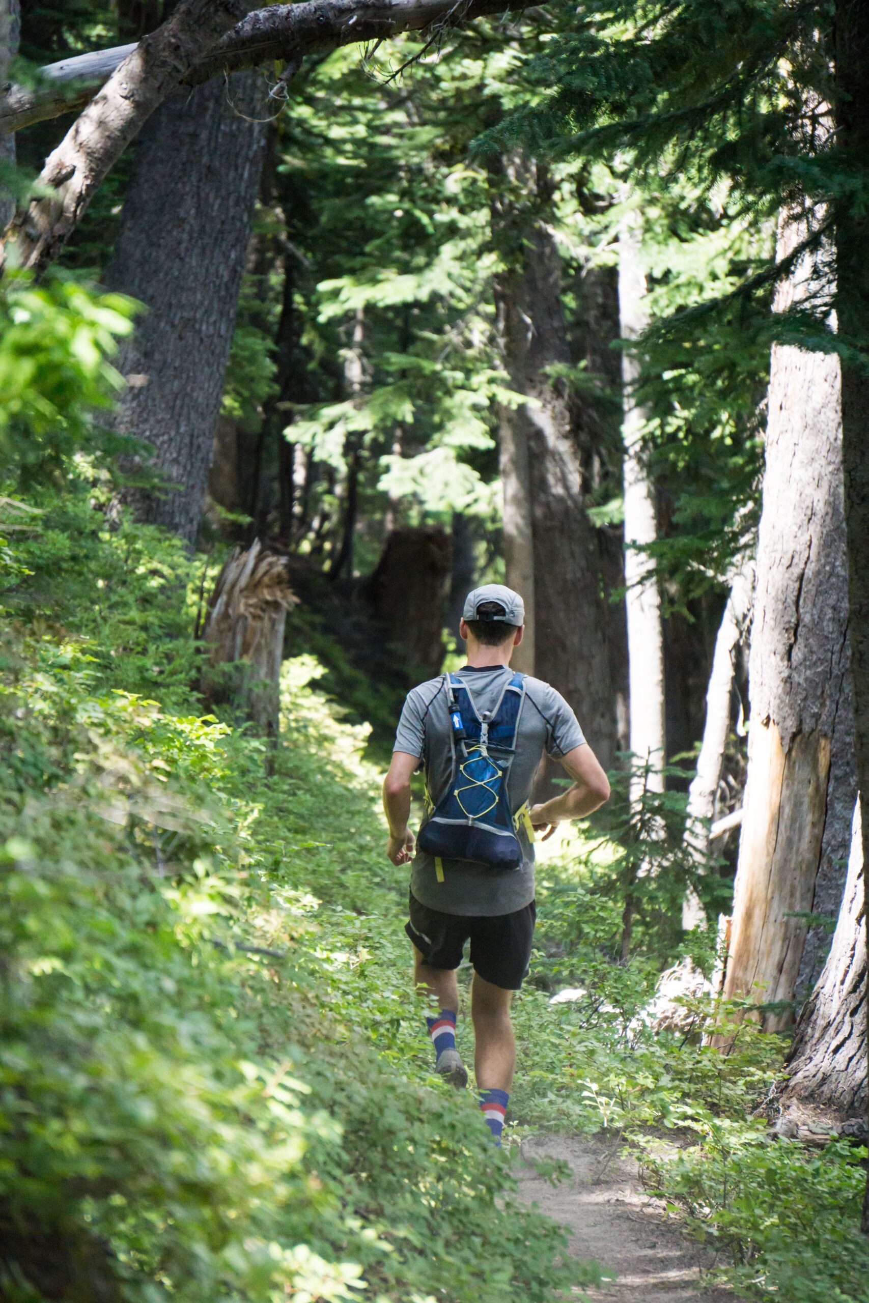 Bilden visar hur en vandringsryggsäck och packar med lättviktspackning med CNOC Outdoors. Välj rätt sorts trailskor för din trail running