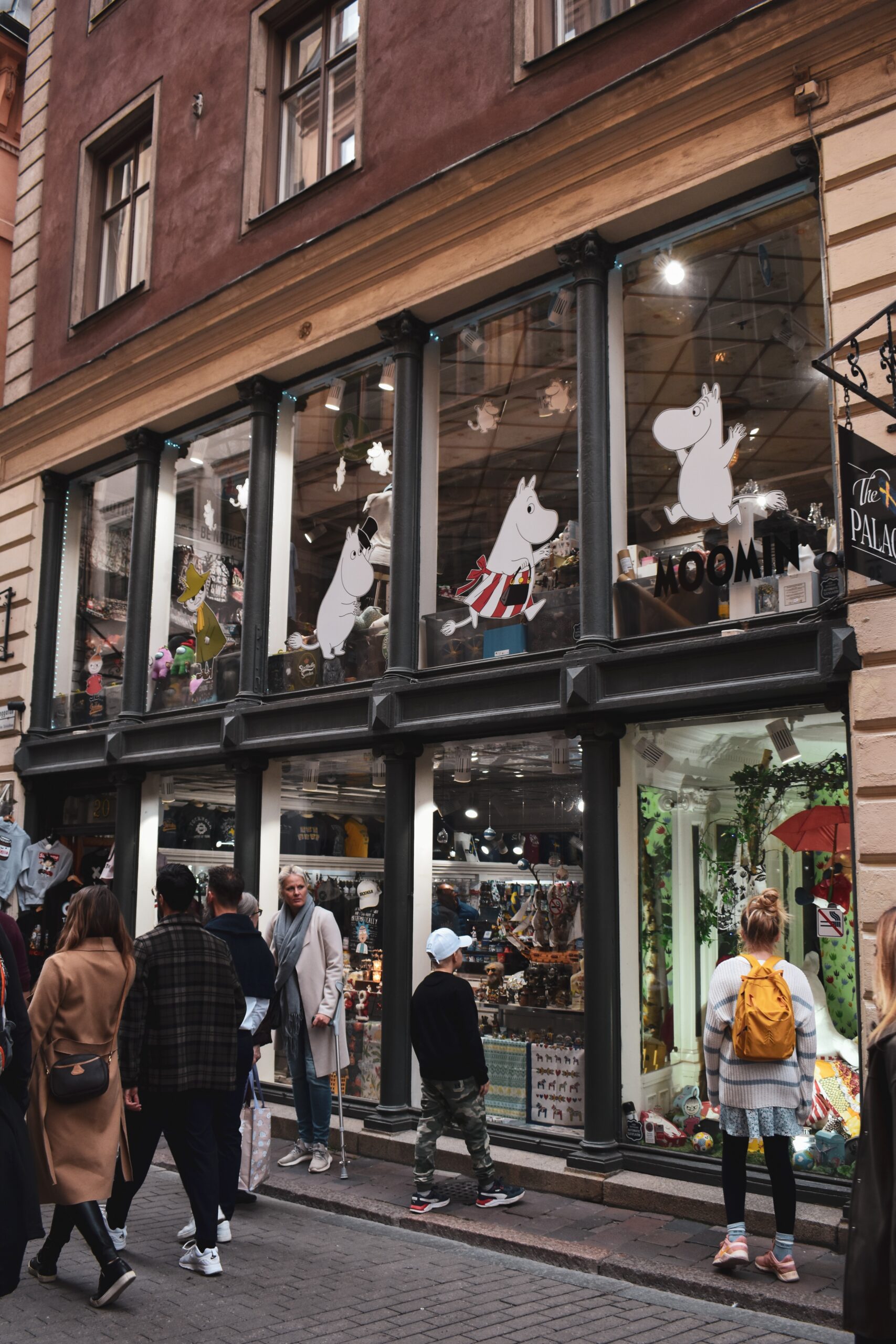 Bilden visar en Mumin butik. Mumin figuriner och Mumin muggar som samlarobjekt. Med Maileg mus och Maileg inredning kan du skapa ett mysigare barnrum skapat för rolig lek.