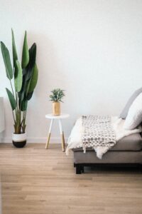 Bilden visar ett rum med modern heminredning. Venture design har möbler som passa bra in i moderna hem.