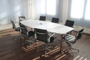 Bilden visar ett mötesrum med kontorsmöbler.